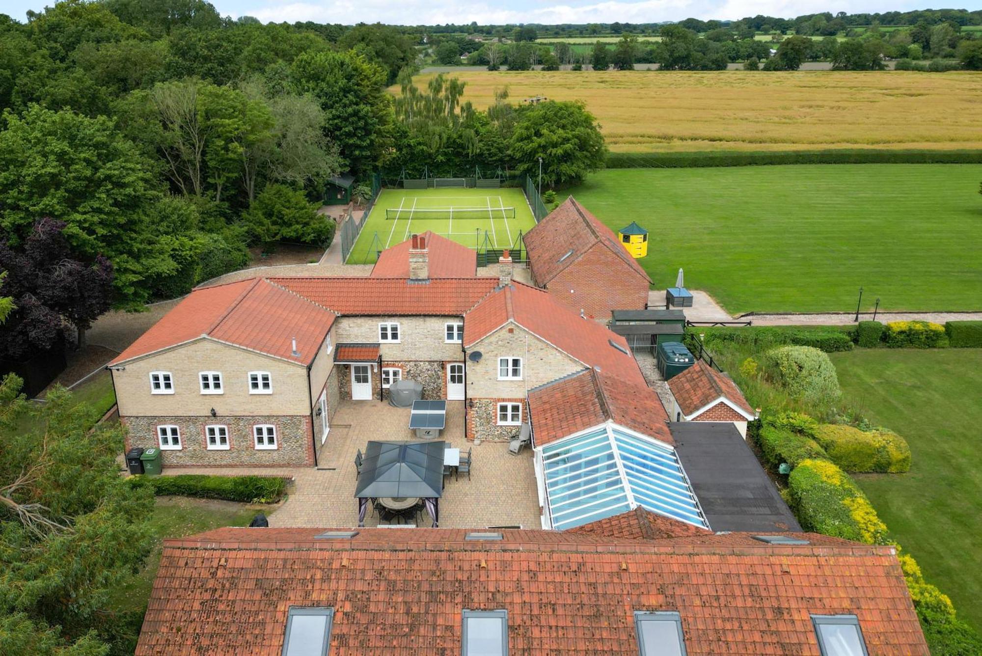 Cottage In Norfolk Sleeps 23 - Private Pool, Fishing Lake, Hot Tub Ref 99008Sc Hockham 외부 사진