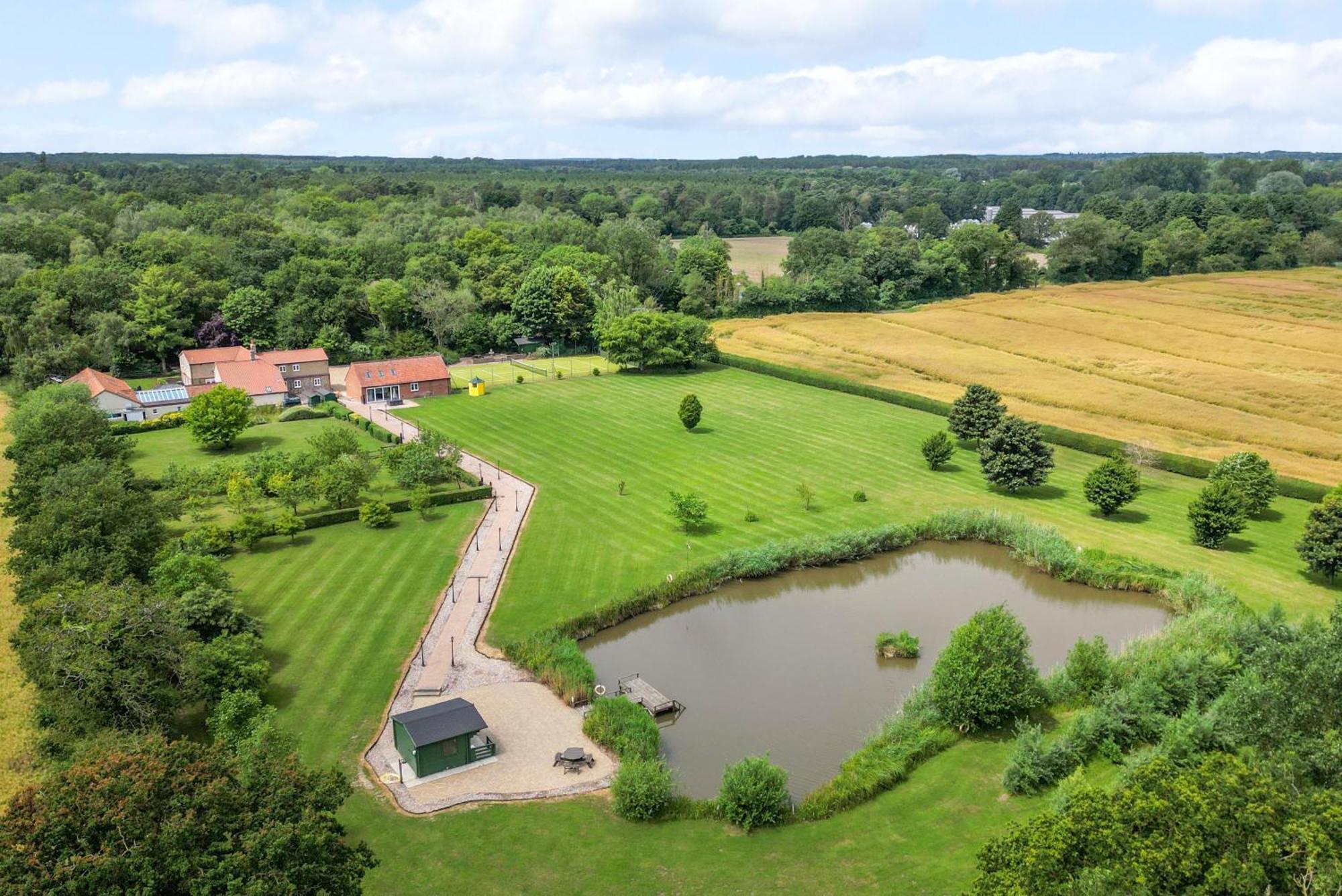 Cottage In Norfolk Sleeps 23 - Private Pool, Fishing Lake, Hot Tub Ref 99008Sc Hockham 외부 사진