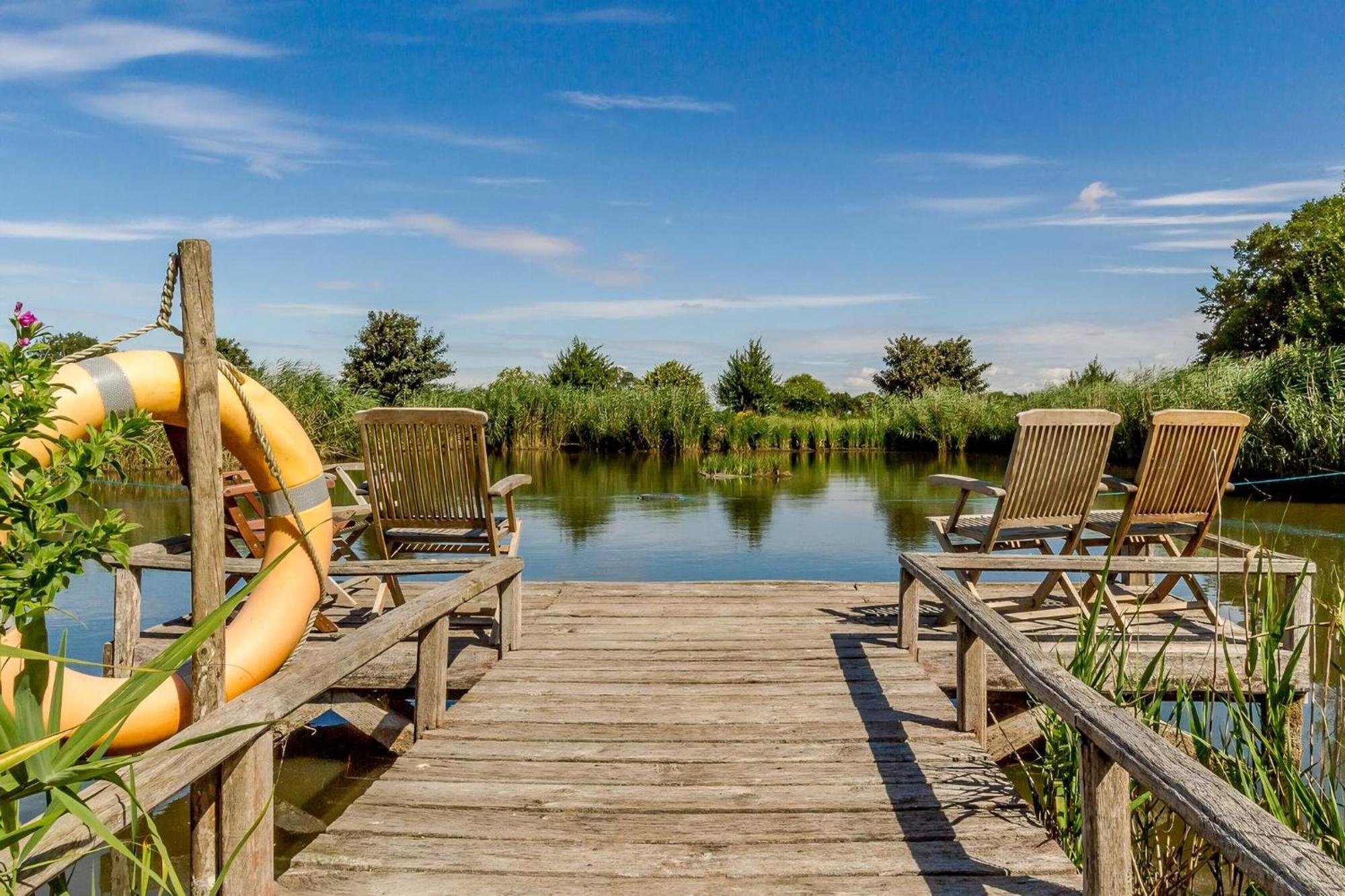 Cottage In Norfolk Sleeps 23 - Private Pool, Fishing Lake, Hot Tub Ref 99008Sc Hockham 외부 사진