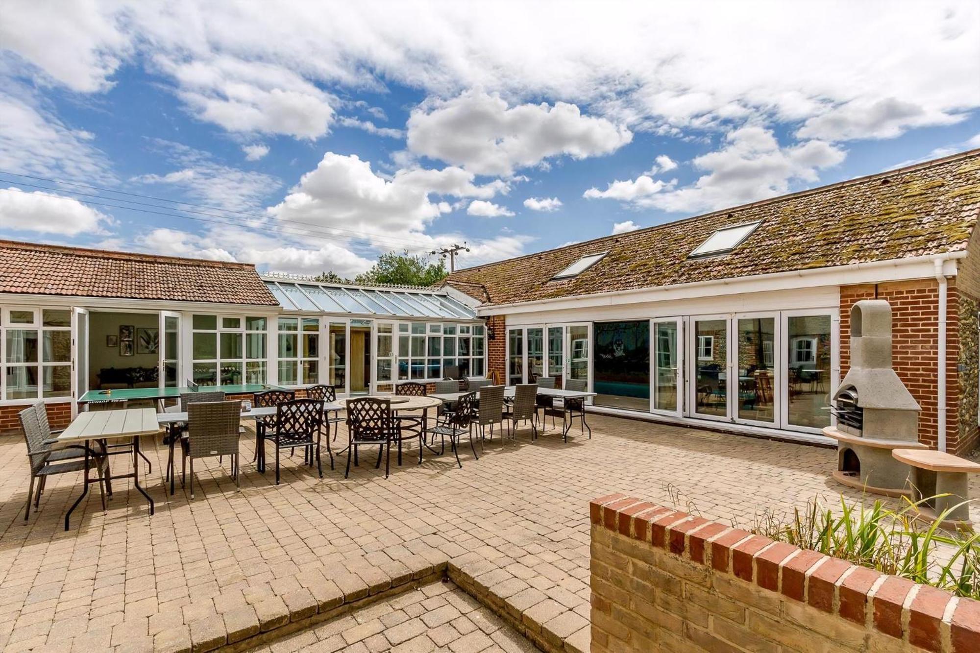 Cottage In Norfolk Sleeps 23 - Private Pool, Fishing Lake, Hot Tub Ref 99008Sc Hockham 외부 사진