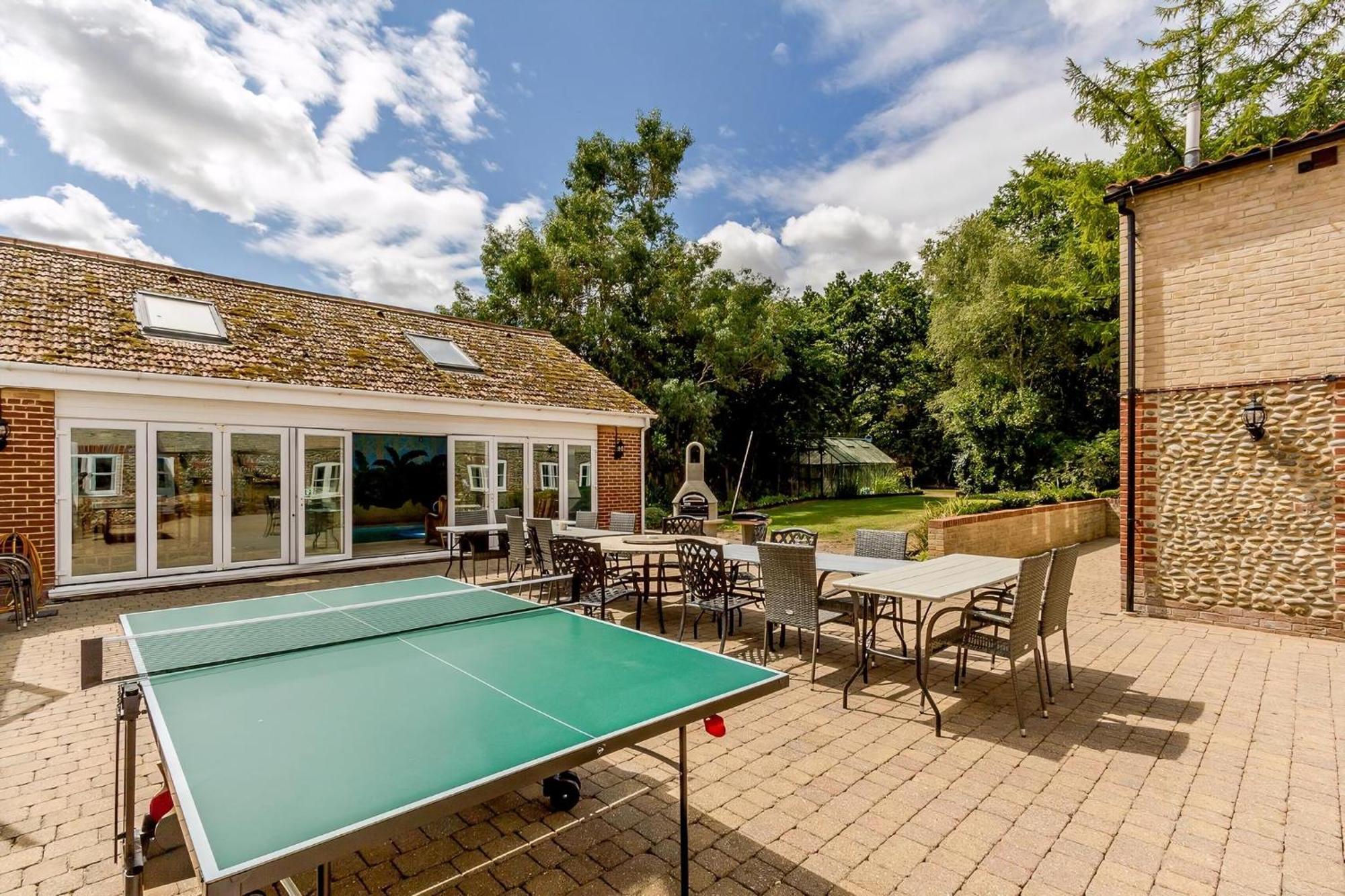 Cottage In Norfolk Sleeps 23 - Private Pool, Fishing Lake, Hot Tub Ref 99008Sc Hockham 외부 사진